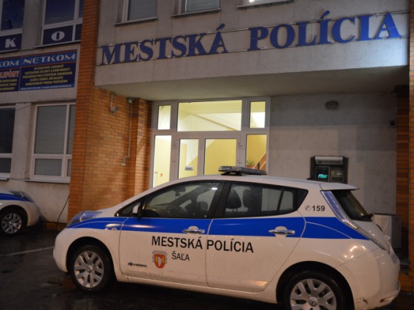 Mestskí policajti odhalili auto plné striekačiek s neznámou látkou