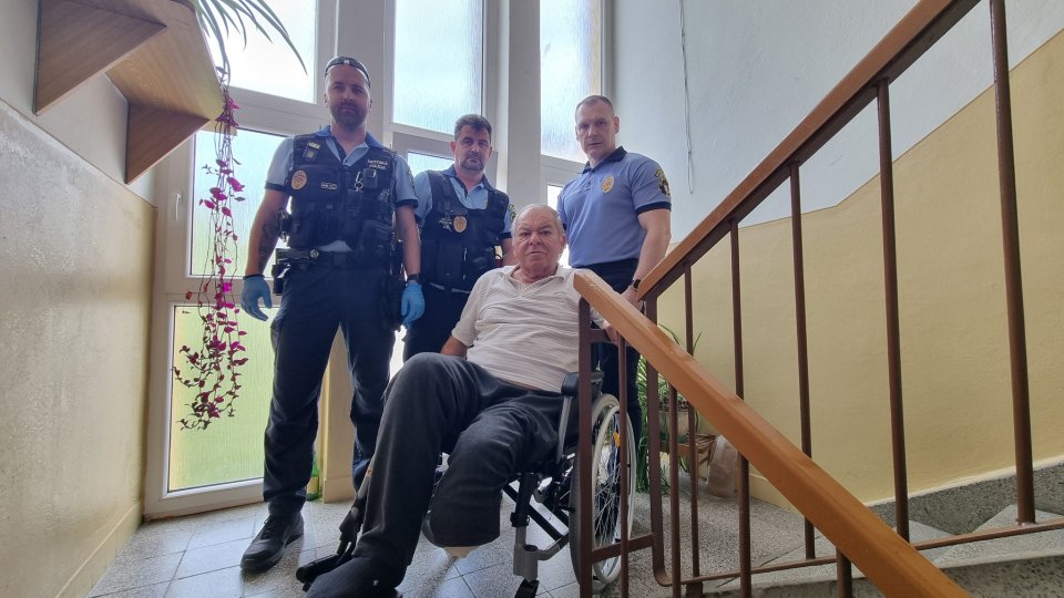 Pána Cyrila nosia naši policajti „na rukách“