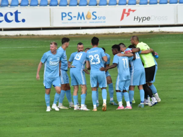 Futbalisti Dusla poskočili do lepšej spoločnosti.