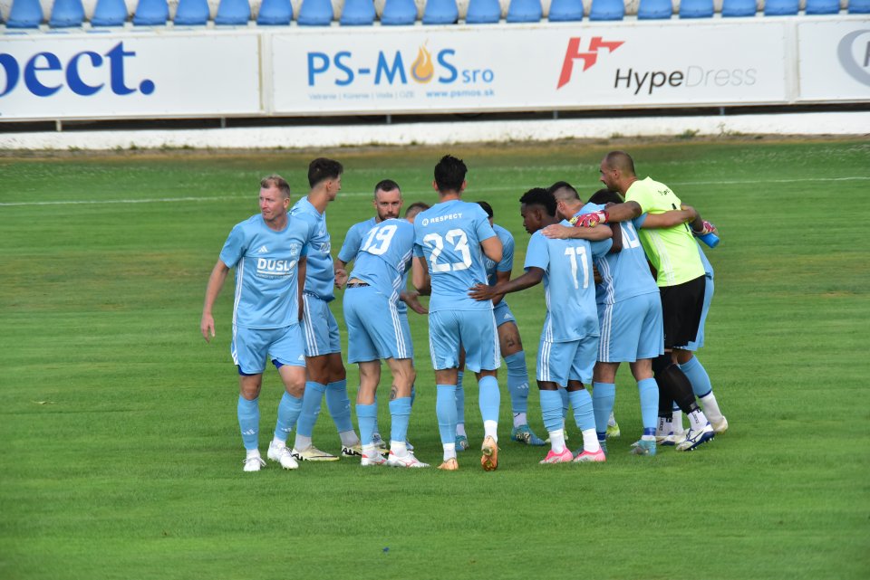 Futbalisti Dusla poskočili do lepšej spoločnosti.