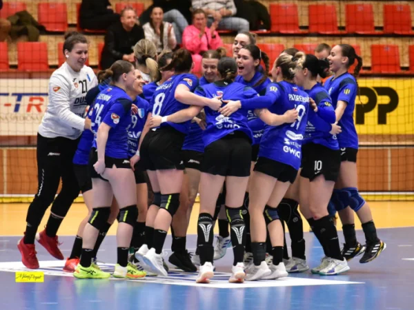 Mladé šalianske pušky pred hádzanárskymi šampionátmi.