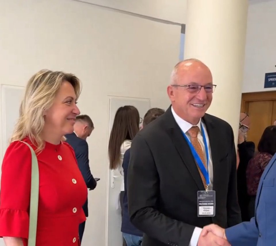 Na výjazdovom rokovaní vlády aj o šalianskej plavárni