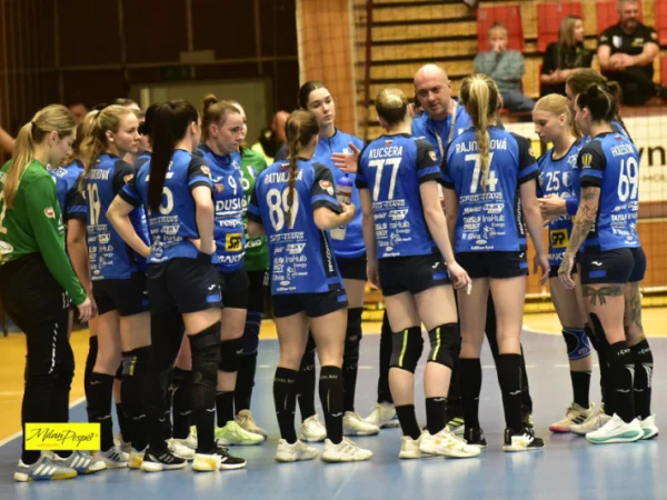 Hádzanárske kadetky na MS so šalianskym triom;  Plážové hádzanárky si na Európu počkajú.
