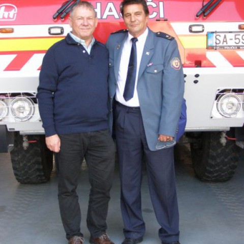 vpravo: veliteľ hasičskej stanici v Šali Ľuboš Tuška a veliteľ hasičov v meste Orosláň Imre Szabó