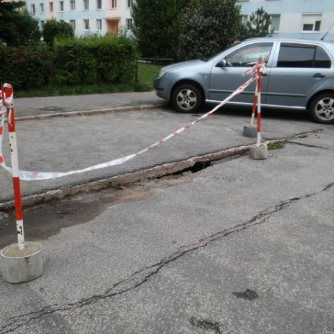 parkovisko na ulici Hollého pred opravou
