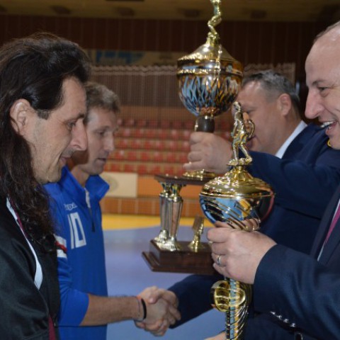 víťazi turnaja, OR PZ v Šali preberá putovný pohár náčelníka MsP v Šali