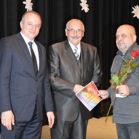 zľava: primátor Jozef Belický, predseda kultúrnej komisie Július Morávek, ocenený v kategórii fotografia: Igor Boháč
