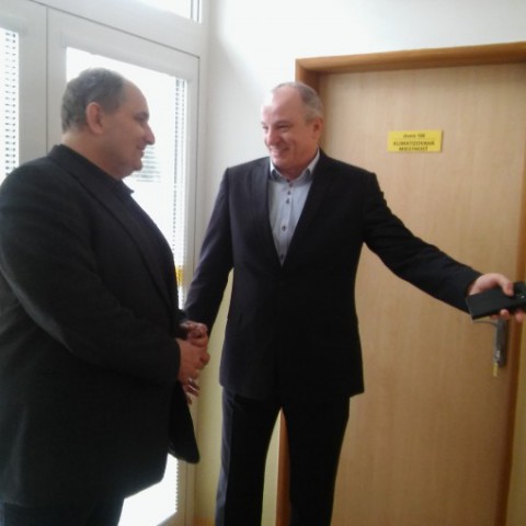priestory nového domova dôchodcov si pozrel aj primátor Serede Martin Tomčányi