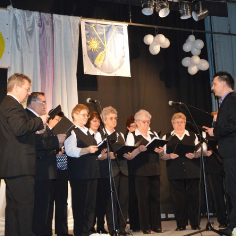 oslava MDŽ v Spoločenskom dome vo Veči, vystúpenie Speváckeho zboru OZ Večania