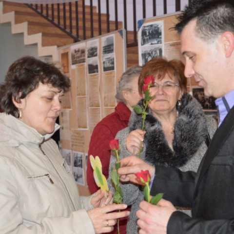 oslava MDŽ, Spoločenský dom Veča, po programe sa lúčil organizátor kvetinou