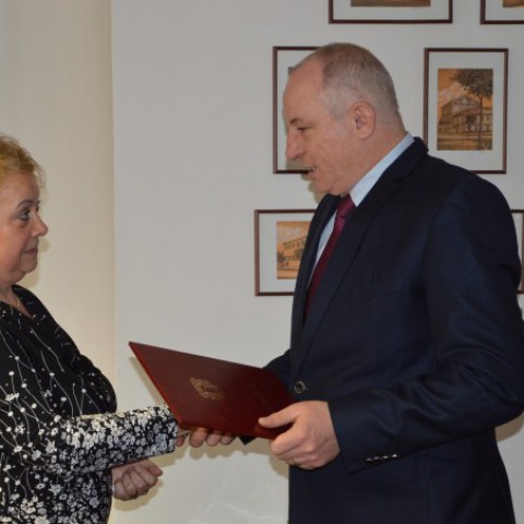 pani Zlatica Hučková preberá ďakovný list za 25-ročnú prácu v OSS od primátora Jozefa Belického