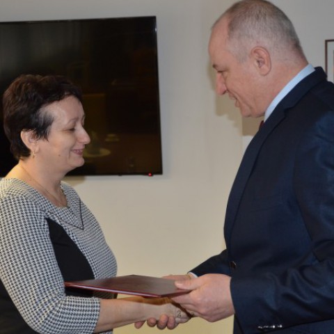 pani Oľga Sýkorová preberá ďakovný list za 25-ročnú prácu v OSS od primátora Jozefa Belického