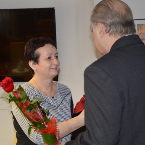pani Oľga Sýkorová preberá symbolický dar za 25-ročnú prácu v OSS od riaditeľa OSS Ľubora Gálla