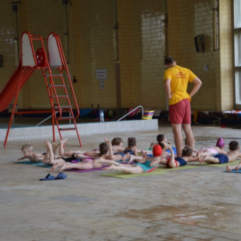 počas týždňa prebieha na plavárni aj plavecký kurz - boli tu deti zo šalianskej materskej školy