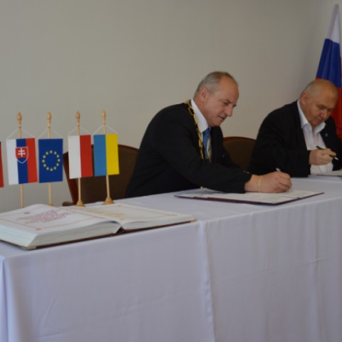 podpis zmluvy o partnerstve: primátor Šale Jozef Belický a primátor Orosláňu (HU) Zoltán Lazók