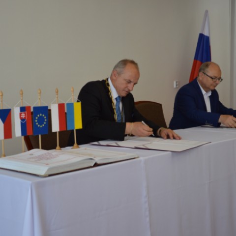 podpis zmluvy o partnerstve: primátor Šale Jozef Belický a primátor Konskie (PL) Krištof Obratanski