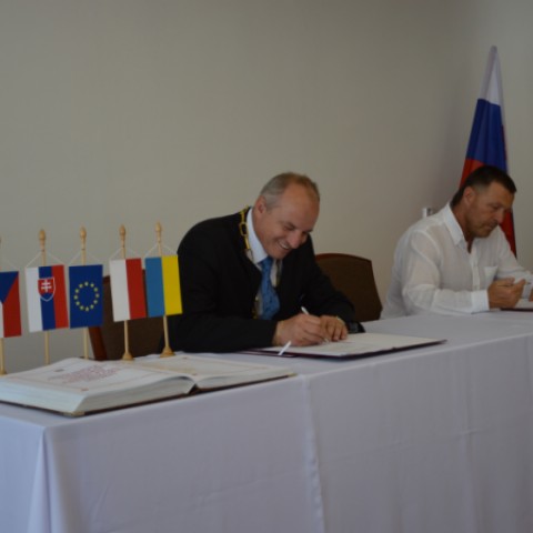 podpis zmluvy o partnerstve: primátor Šale Jozef Belický a primátor Mohyliv Podolskiy (Ukrajina) Petro Brovko