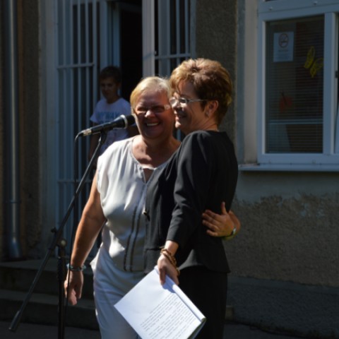 bývalá riaditeľka školy Jozefína Stredanská so súčasnou riaditeľkou Jankou Tóthovou