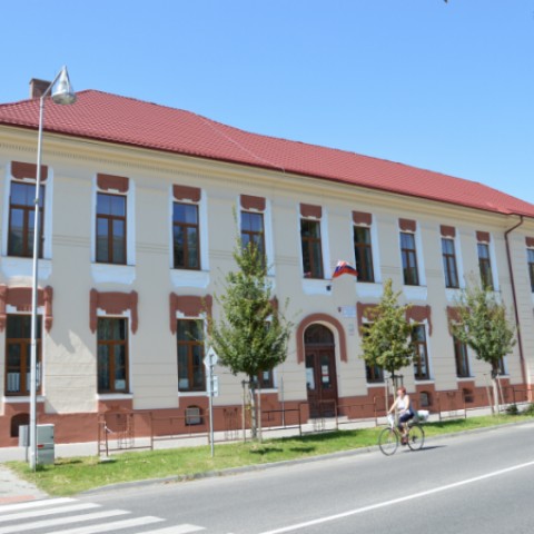 Obnovená fasáda ZŠ P.Pázmaňa, "vonkajšia" strana