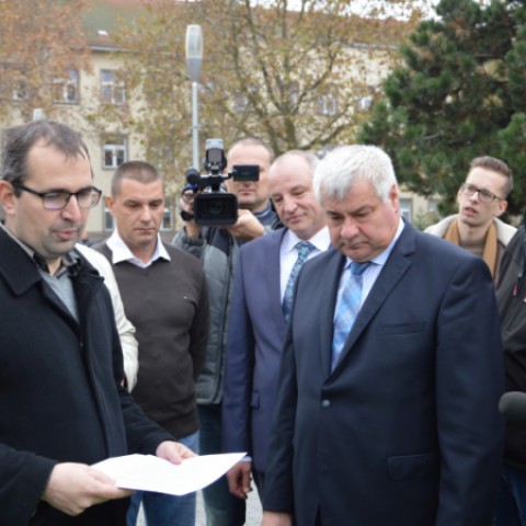 Minister dopravy Árpád Érsek a primátor Jozef Belický medzi občanmi
