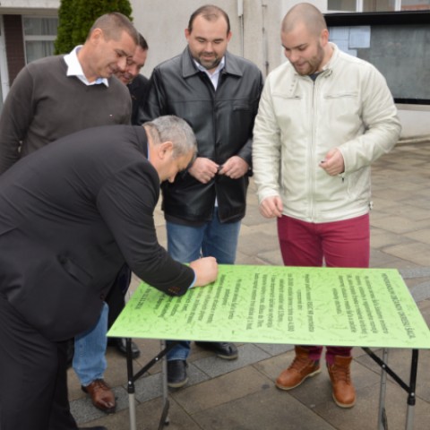 Pavol Tóth, starosta obce Dlhá nad Váhom, podpisuje memorandum