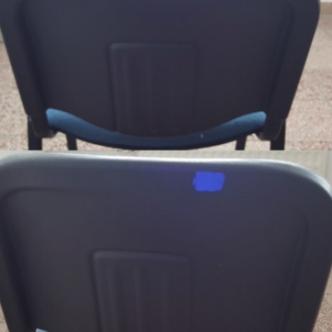 Špeciálny náter nie je vidno (stolička hore), objaví sa len pomocou špeciálnej baterky (stolička dole)