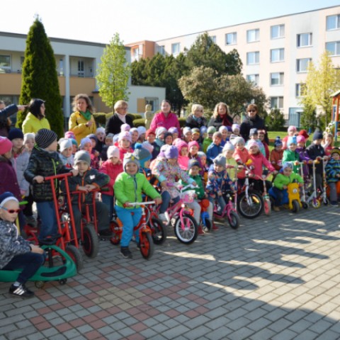Deti z MŠ 8.mája mali prvý nácvik príchodu do škôlky v rámci kampane "Do práce na bicykli"