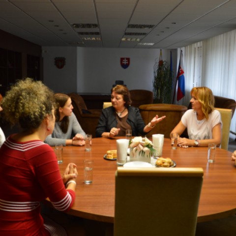 učiteľky z Estónska prijala na MsÚ v Šali prednostka Jana Nitrayová a vedúca Spoločného školského úradu Erika Velazquezová