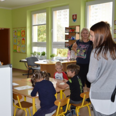 učiteľky z Estónska navštívili MŠ 8. mája, sprevádzala ich riaditeľka Žaneta Gužíková