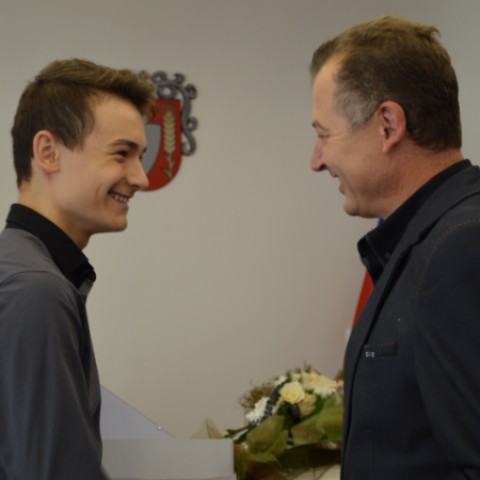 Filipovi Blehovi gratuluje predseda Oddielu karate TJ Slovan Duslo Šaľa Igor Bleha