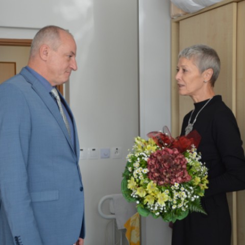 riaditeľka Domova dôchodcov v Šali Janka Hušvétyová poďakovala primátorovi za úspešný projekt