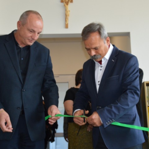slávnosntné otvorenie, primátor Šale Jozef Belický (vľavo) a majiteľ zariadenia Ján Kilácsko