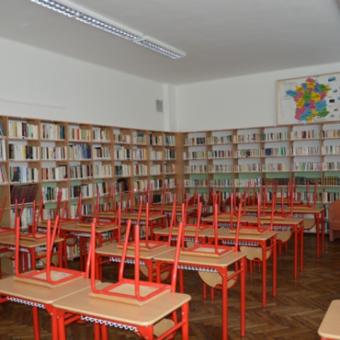 šalianske gymnázium má najväčšiu knižnicu na Slovensku, čo sa týka francúzskej beletrie