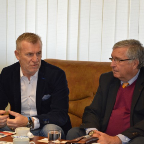 vľavo: prezident Slovenského zväzu cyklistiky, vpravo: Peter Súlovský - economic support Okolo Slovenska