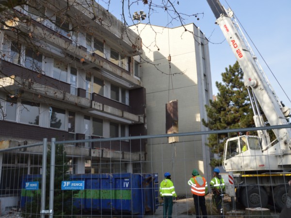Z budovy mestského úradu odstraňujú balkóny
