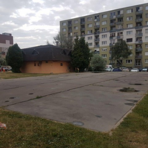 asfaltová plocha na Slnečnej ulici sa premení na multifunkčné ihrisko s fitnes prvkami