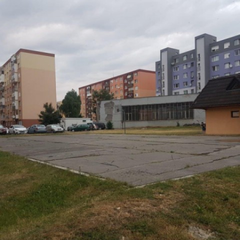 asfaltová plocha na Slnečnej ulici sa premení na multifunkčné ihrisko s fitnes prvkami