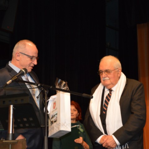 primátor Šale odovzdáva pamätnú plaketu Svetozárovi Hikkelovi pri príležitosti 25. výročia súťaže
