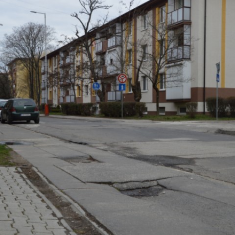prepady na chodníku na Budovateľskej ulici mesto opraví