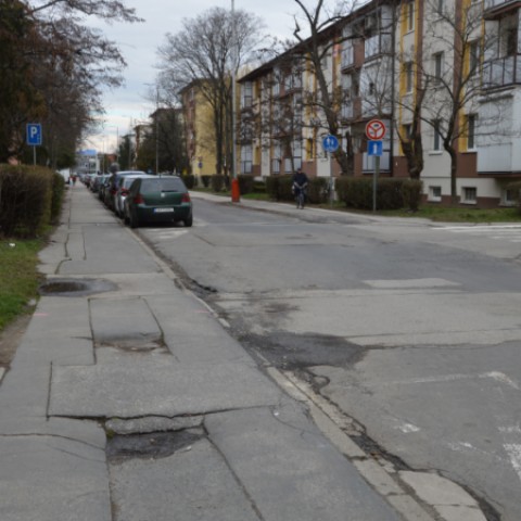 prepady na chodníku na Budovateľskej ulici mesto opraví