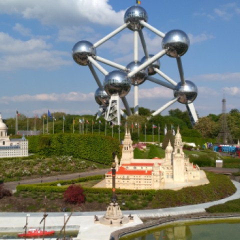 Atómium a v popredí je park Mini-Europe