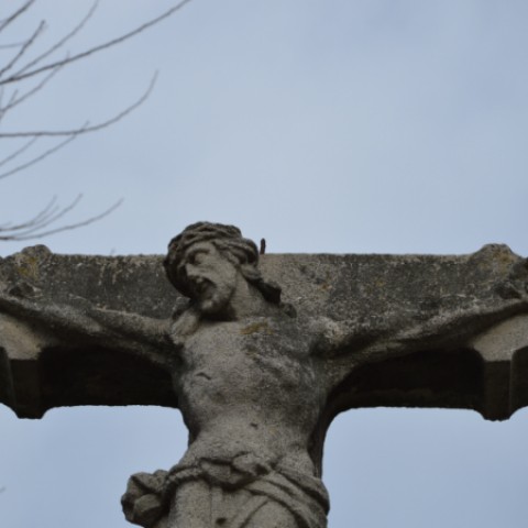 poškodený kríž na pôvodnom mieste