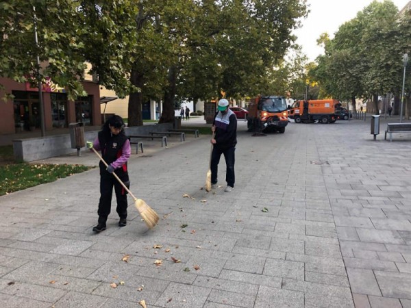 Aktivační pracovníci čistia mesto