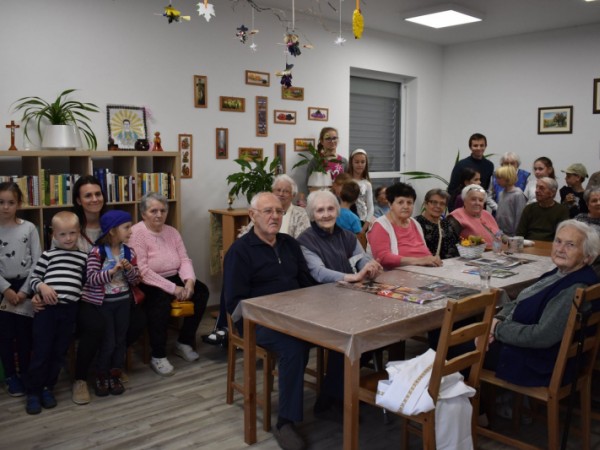 Šalianski eRkári podporili Detský čin pomoci návštevou domova dôchodcov