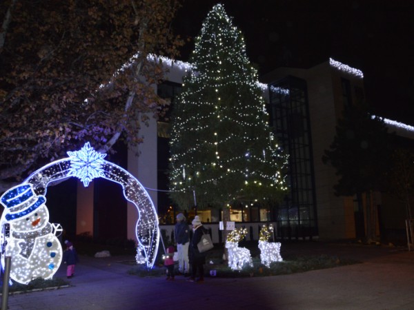Mesto už skrášľuje vianočná výzdoba