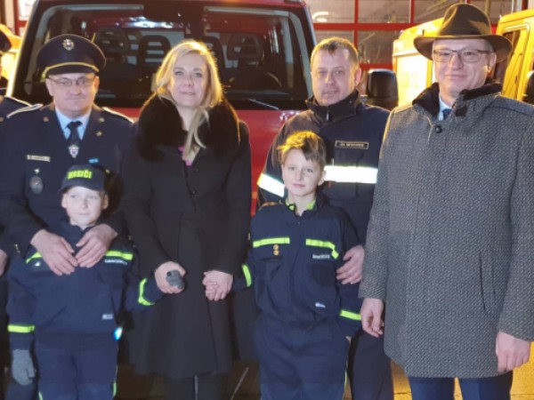 Večianski dobrovoľní hasiči si prevzali nové hasičské vozidlo