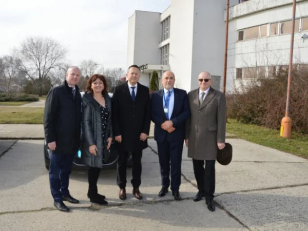 Primátor Šale Jozef Belický a prednostka MsÚ v Šali Jana Nitrayová s vtedajším ministrom financií SR Ladislavom Kamenickým a s vtedajším štátnym tajomníkom Ministerstva školstva, vedy, výskumu a športu SR Jozefom Göncim.
