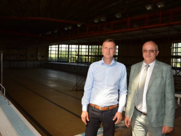 Primátor Šale Jozef Belický so splnomocnencom vlády pre mládež a šport Karolom Kučerom.
