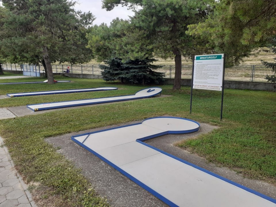 Zahrajte si v Šali minigolf