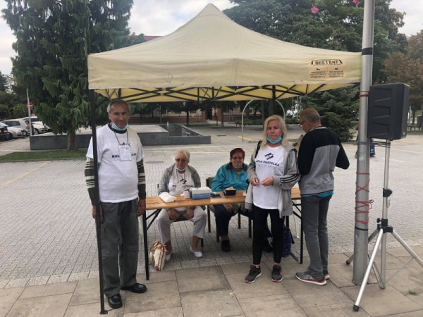 BIELA PASTELKA v uliciach Šale